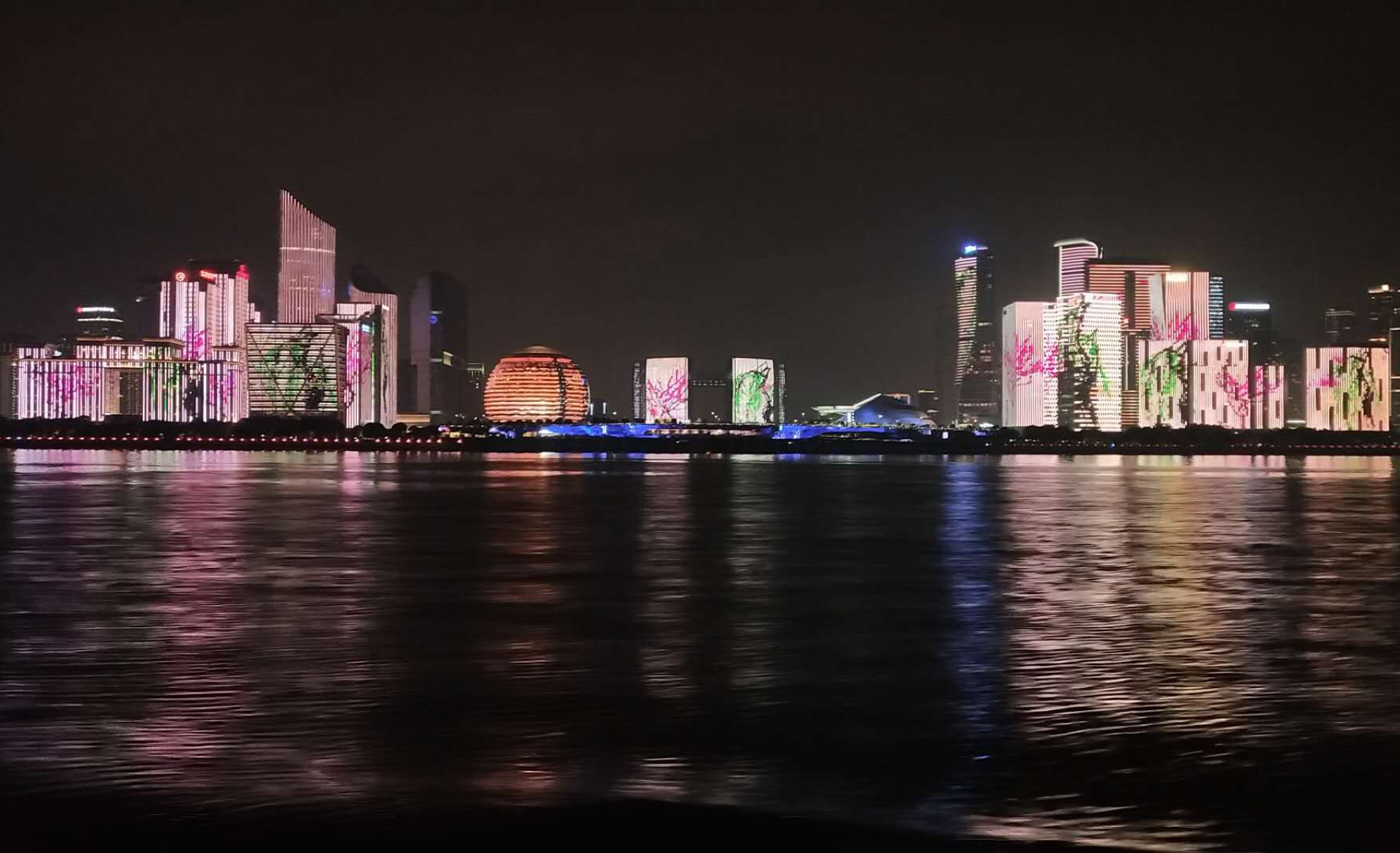 杭州钱江新城环球天幕灯光秀广告